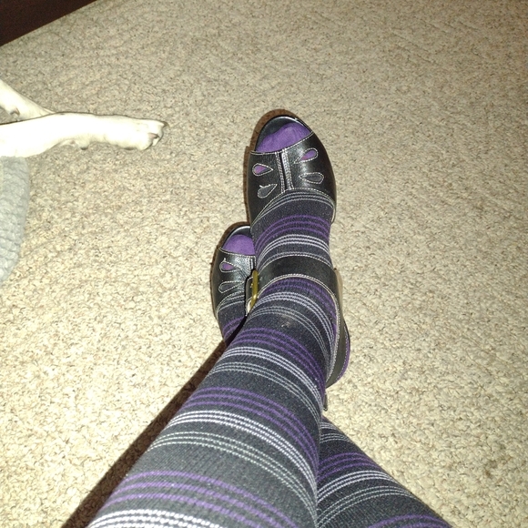 Hinge, black leather, peep toe platform 5inch heels. - Picture 5 of 5